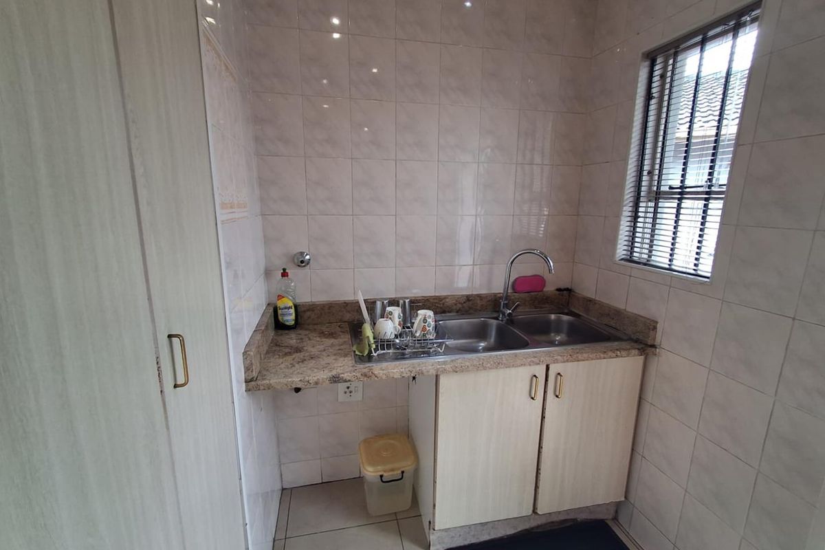 FAMILY HOME WITH FLATLET - BRACKENDOWNS - Photo 5