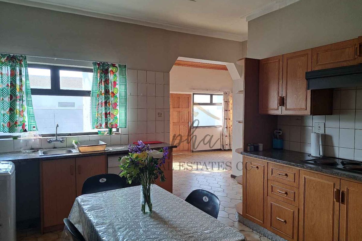 3 bedr home with spacious erf for sale in Walvis Bay selling for N$2.3 mil - Photo 5