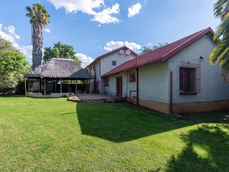 Spacious 3 Bedroom Family Home with Flatlet on a 1000sqm Stand - Photo 4