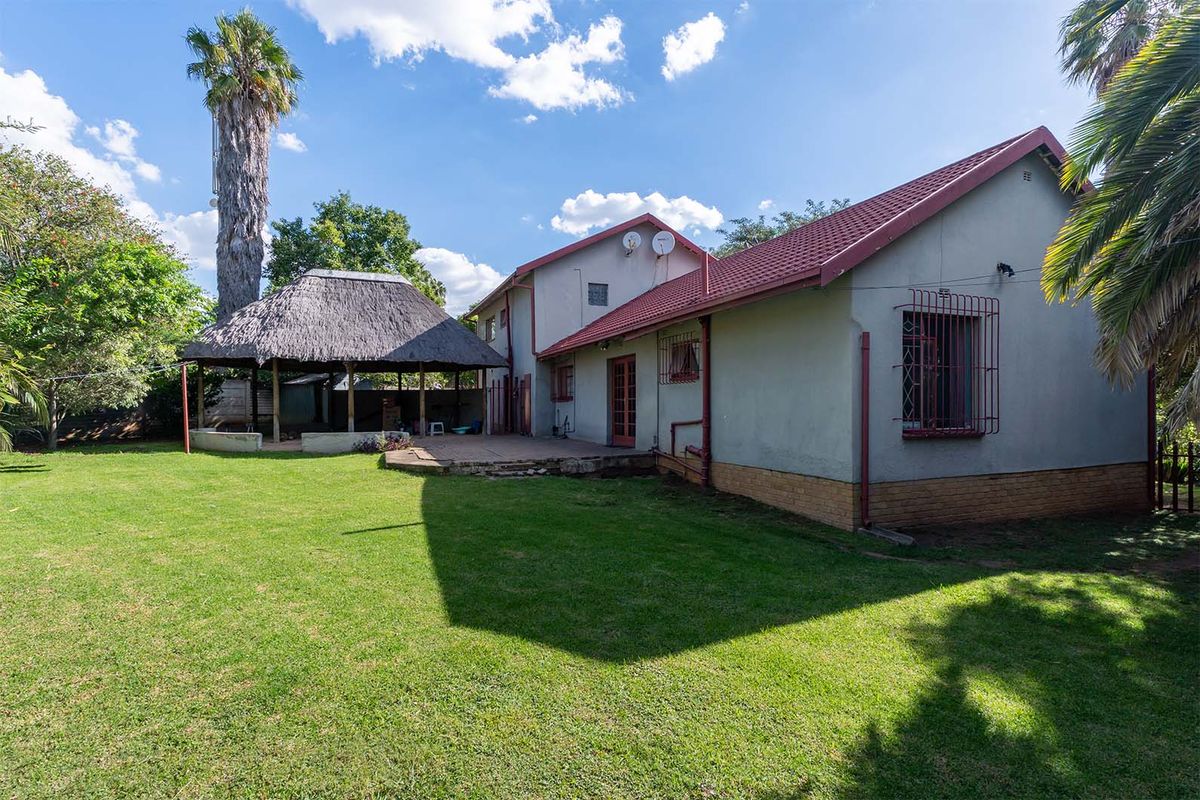 Spacious 3 Bedroom Family Home with Flatlet on a 1000sqm Stand - Photo 4