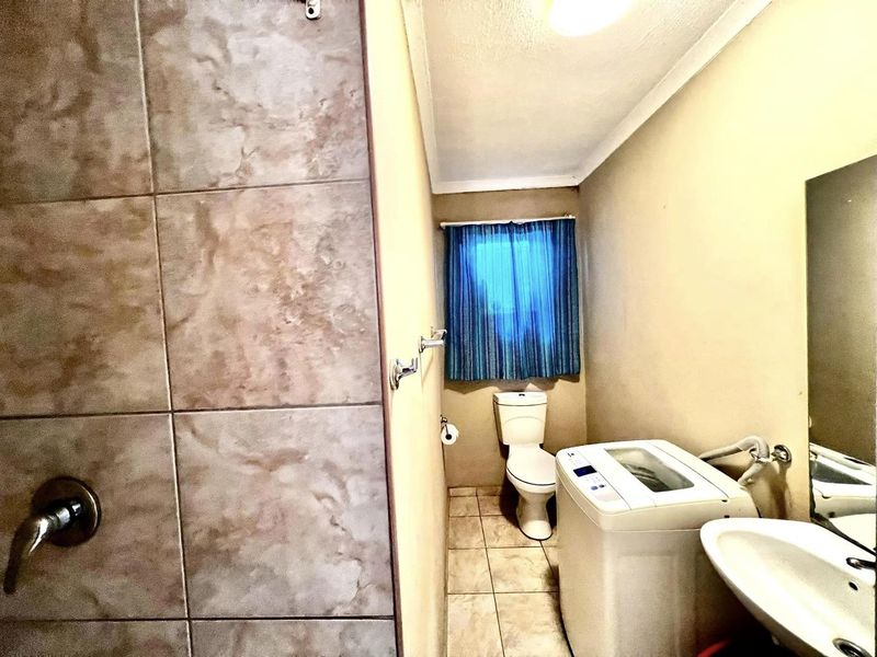 2 Bedroom Townhouse for Sale in Otjomuise - Photo 8