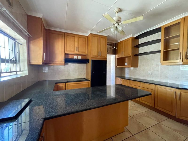 Restore the Charm – Spacious Hartenbos Central Home with Pool & Wooden Floors - Photo 8