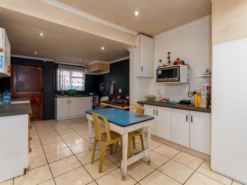 Spacious 4 Bedroom Family Home with Two Income-Generating Flatlets | Silvertown SOLE AND EXCLUSIVE MANDATE - Photo 6