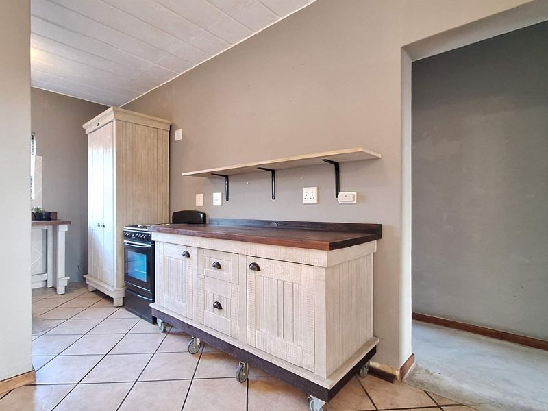 Beautiful 3 Bedroom Townhouse With Loft - Photo 4