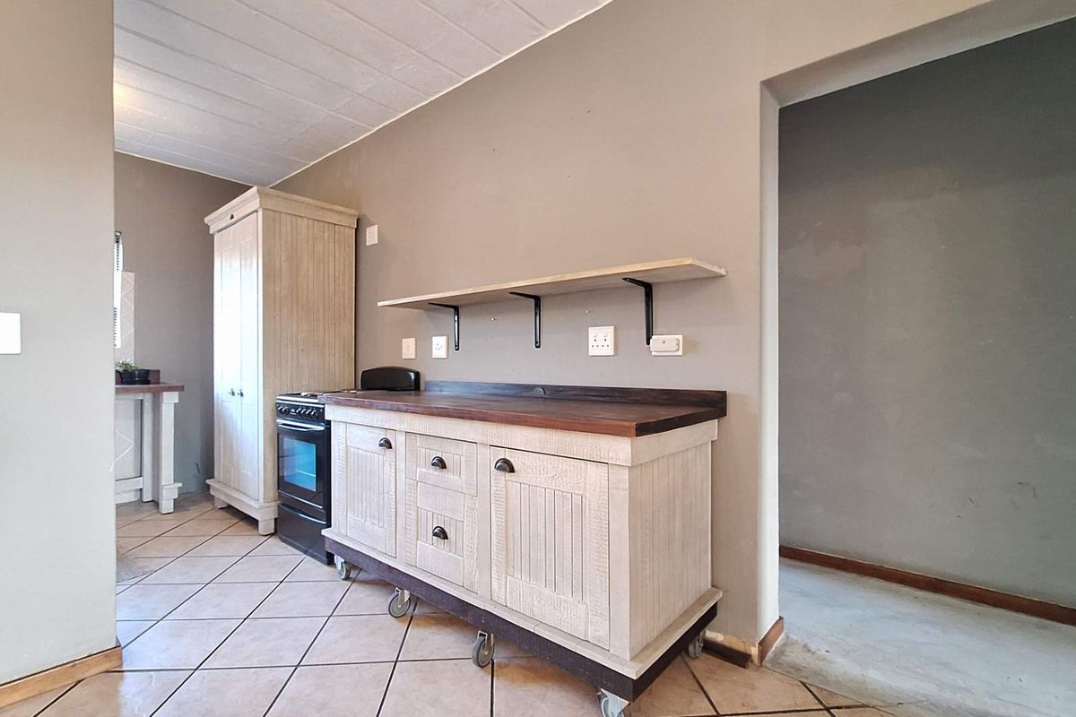 Beautiful 3 Bedroom Townhouse With Loft - Photo 4