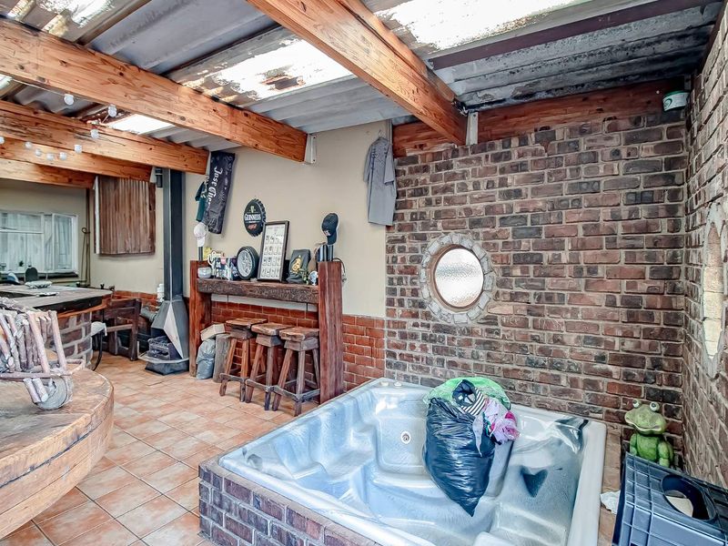 Spacious Home with a flatlet and pool. - Photo 5