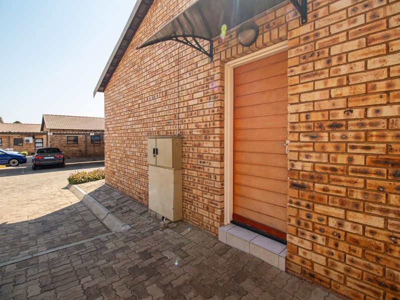 Charming Two-Bedroom Home with Modern Open Plan Living! - Photo 10