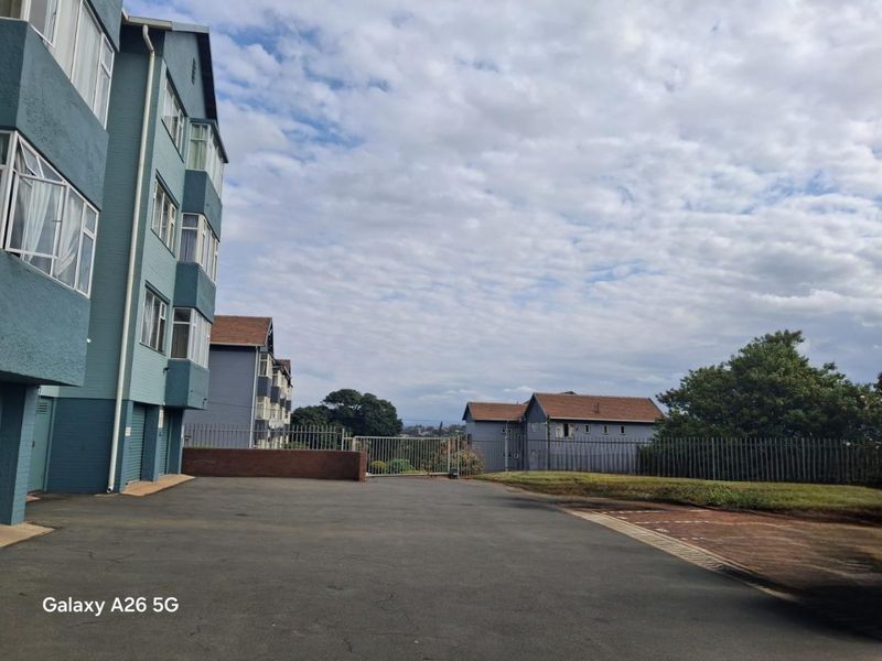 Compact Bachelor Flat with Parking in Secure Bluff Location - Photo 3