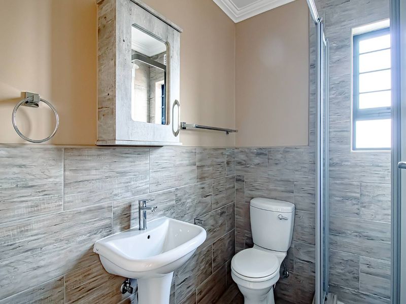 3 bedroom 2 bathroom house - Photo 8