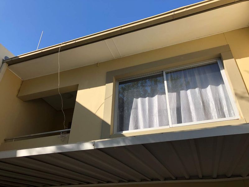 Quiet, well-built unit in dead-end street - Photo 2