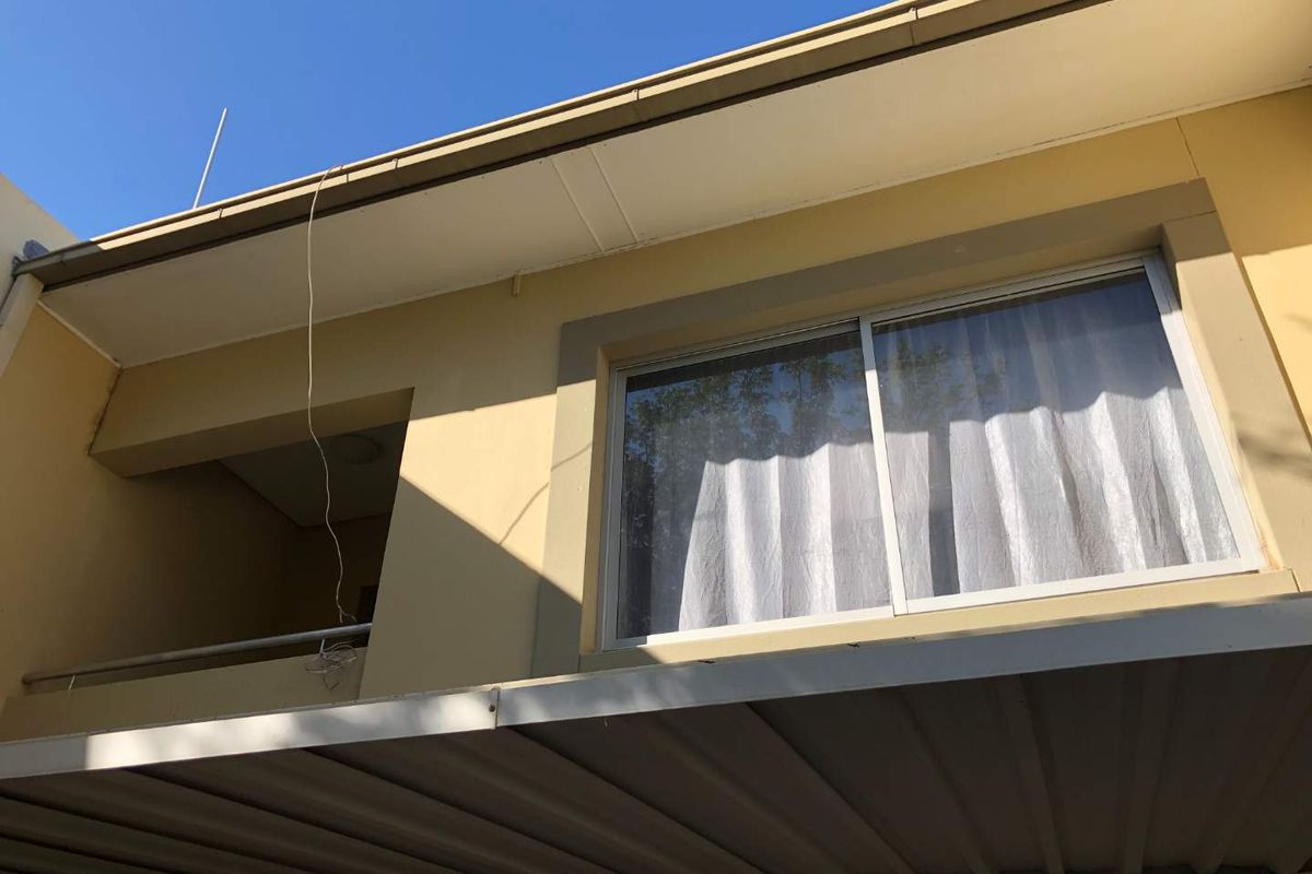 Quiet, well-built unit in dead-end street - Photo 2