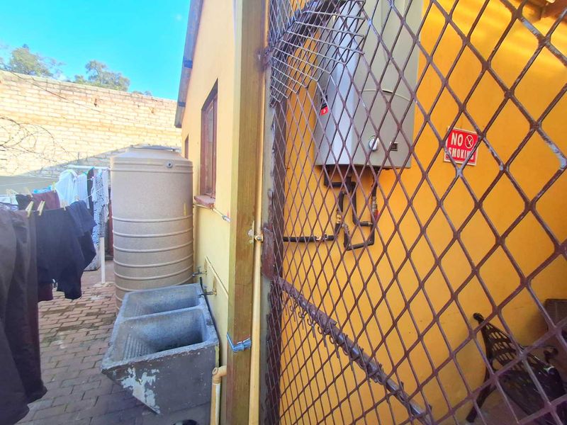 Fully furnished property in Jan Hofmeyer near the University of Johannesburg and the SABC offices, ideal for student accommodation near the and the SABC office - Photo 8