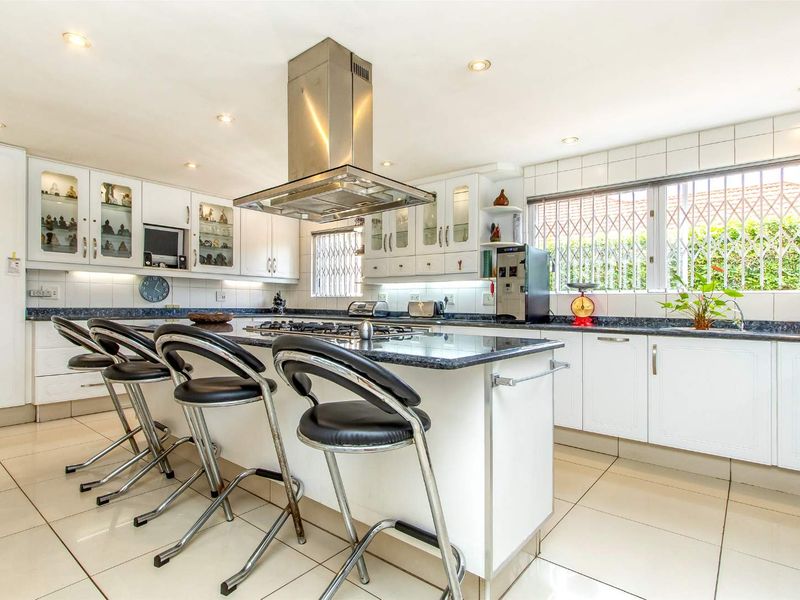 3 Bedroom Family Home with a Garden Cottage - Photo 6