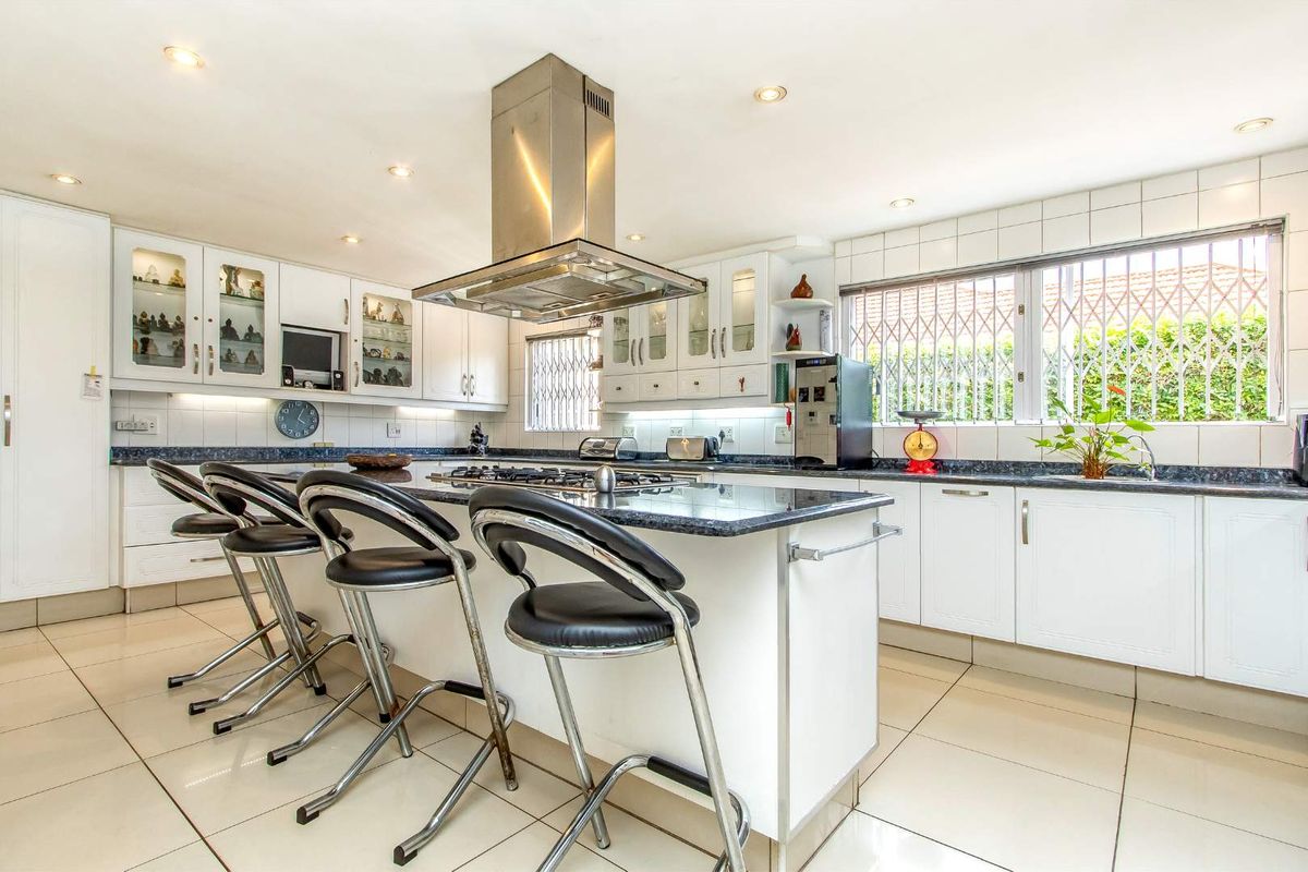3 Bedroom Family Home with a Garden Cottage - Photo 4