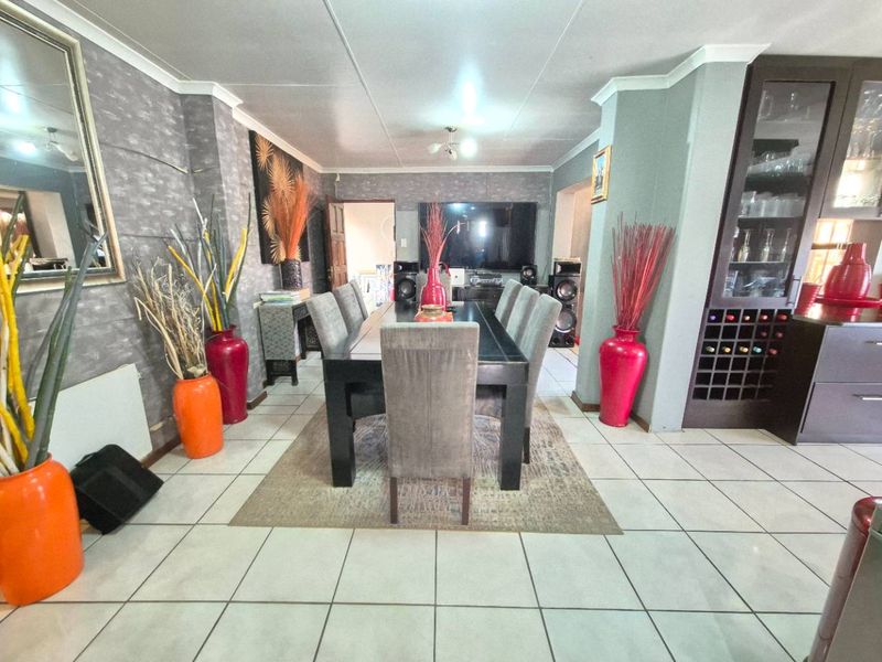 PERFECT FAMILY HOME - Photo 2