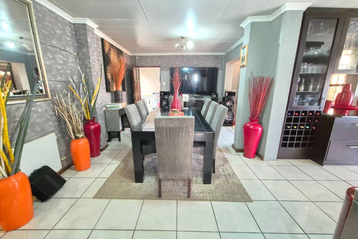 PERFECT FAMILY HOME - Photo 2