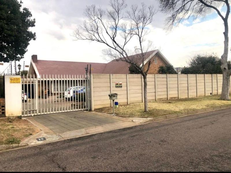 4 Bedroom House for Sale - Photo 1