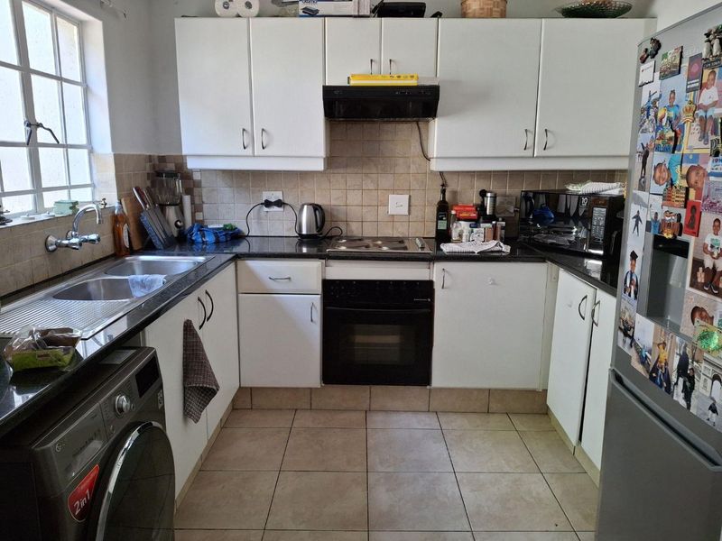 A BEAUTIFUL THREE BEDROOM TOWNHOUSE - Photo 10