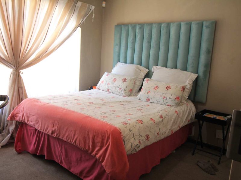 Charming 2 Bedroom Townhouse with a Garden - Photo 8