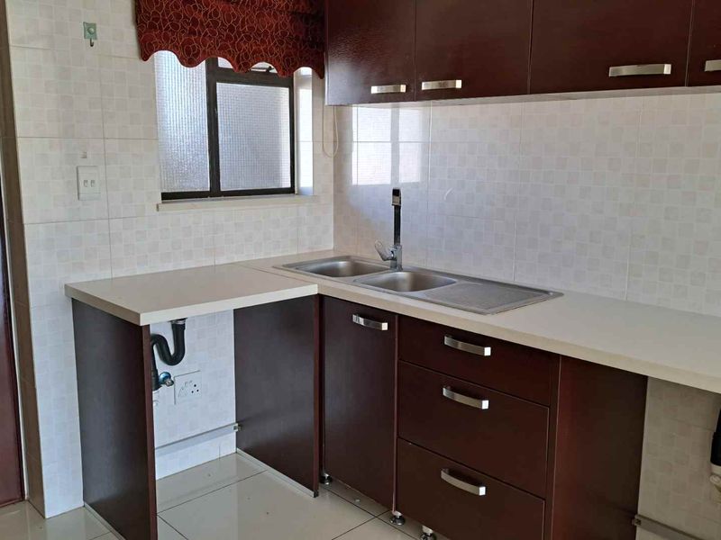 Executive 2-Bedroom Apartment with North-Facing Views in Lake Xanadu, Midrand - Photo 7