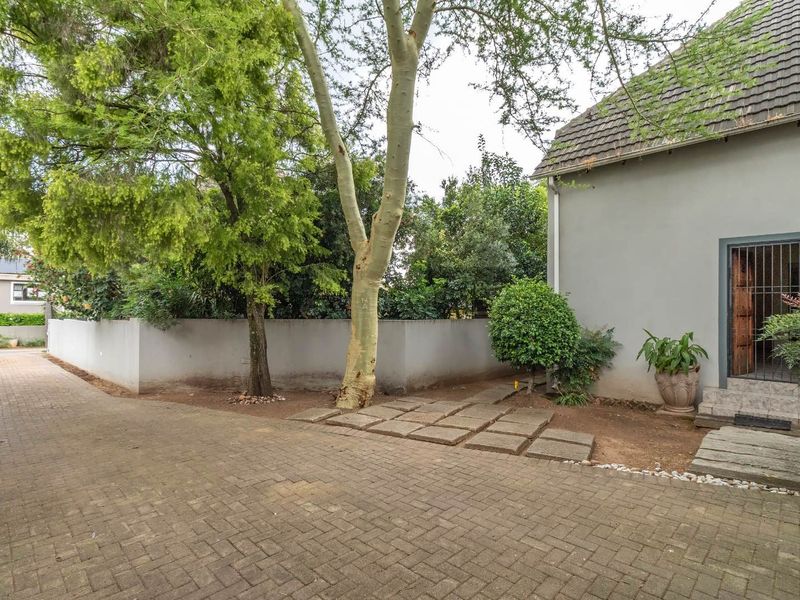 Spacious and Elegant Home in Secure Upmarket Estate - Photo 4