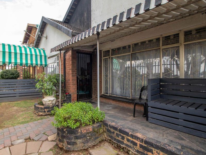 Unlock Potential: Your Dream Home Awaits! - Photo 2