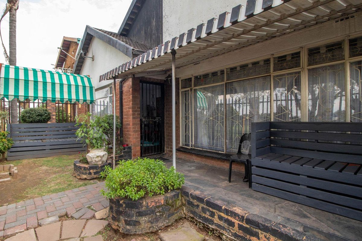 Unlock Potential: Your Dream Home Awaits! - Photo 2