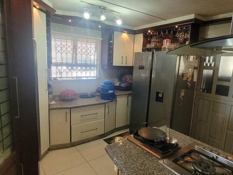 Cozy Buffels Bosch Home with Modern Kitchen and Secure Parking - Photo 9