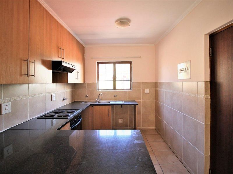 Neat 2 Bedroom, 2 Bathroom Apartment in Rivonia - Photo 3