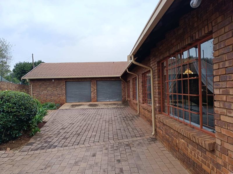 ZWARTKOP CENTURION - 4 BEDROOMS - STUDY - 3 LIVING AREAS - Photo 7