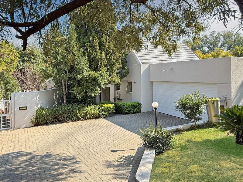 Elegant Family Home in Excellent Estate - Photo 2
