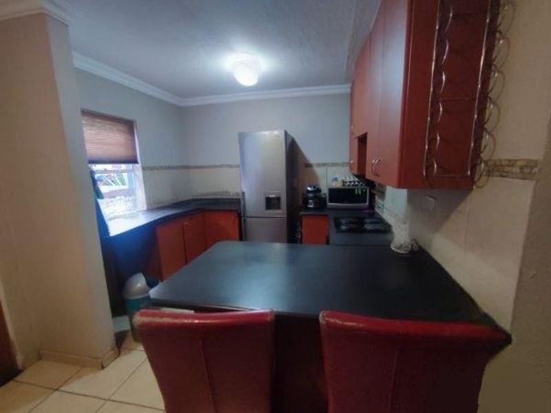 HEUWELSIG ESTATE - FREE STANDING DOUBLE STOREY - 3 BED - 2 BATH - 2 LVING - 2 LOCK-UP GARAGES - Photo 9