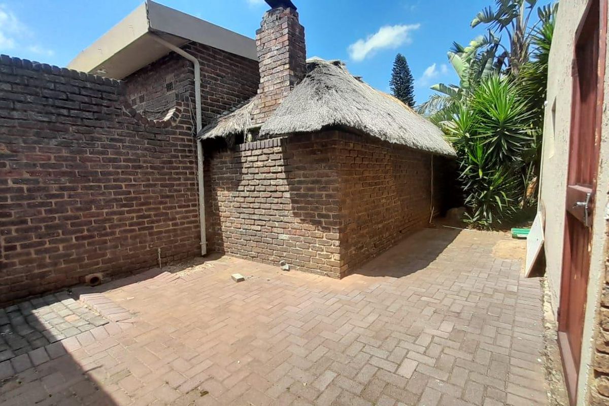 Spacious 4 bedroom house with flatlet - Photo 3
