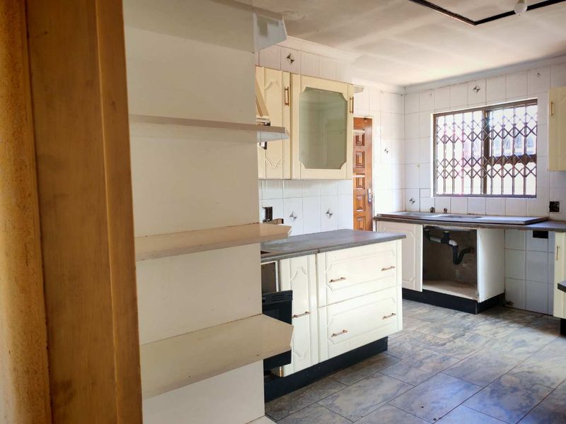 "Main Road Gem: Ideal for Home or Business Transformation!" - Photo 7