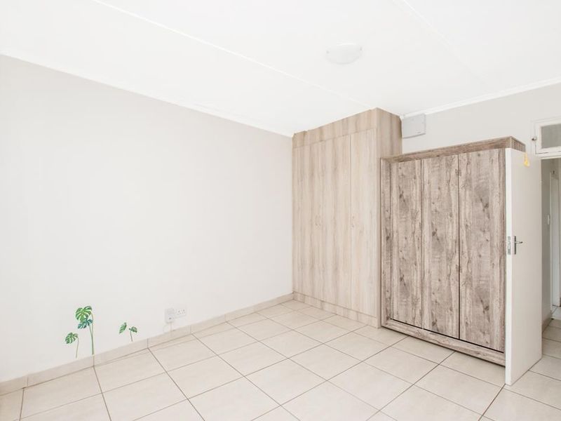 Spacious Unit for sale in Floracliffe Roodepoort - Photo 10