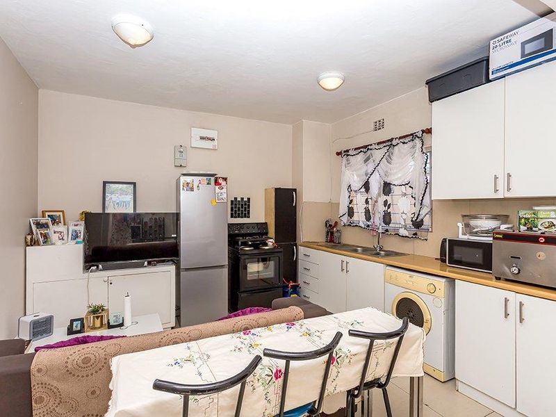 Two Bedroom Ground Floor Apartment - Photo 6