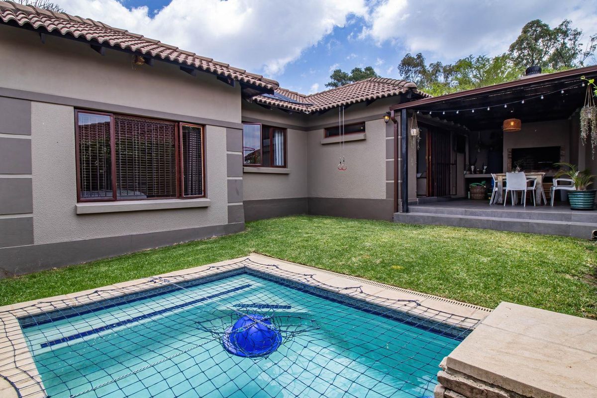 3 Bedroom, 2 Bathroom Home in Secure Complex - Photo 2