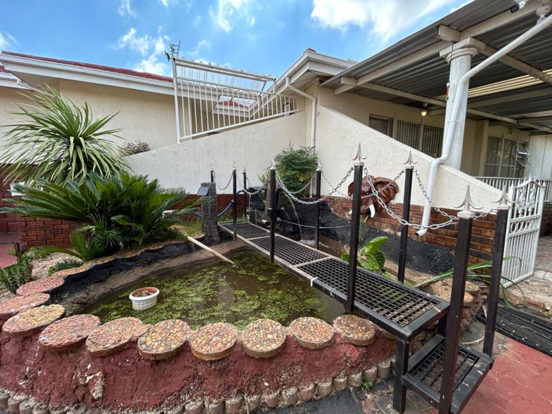 Stunning Family Home in Laudium Awaits Your New Memories - Photo 3