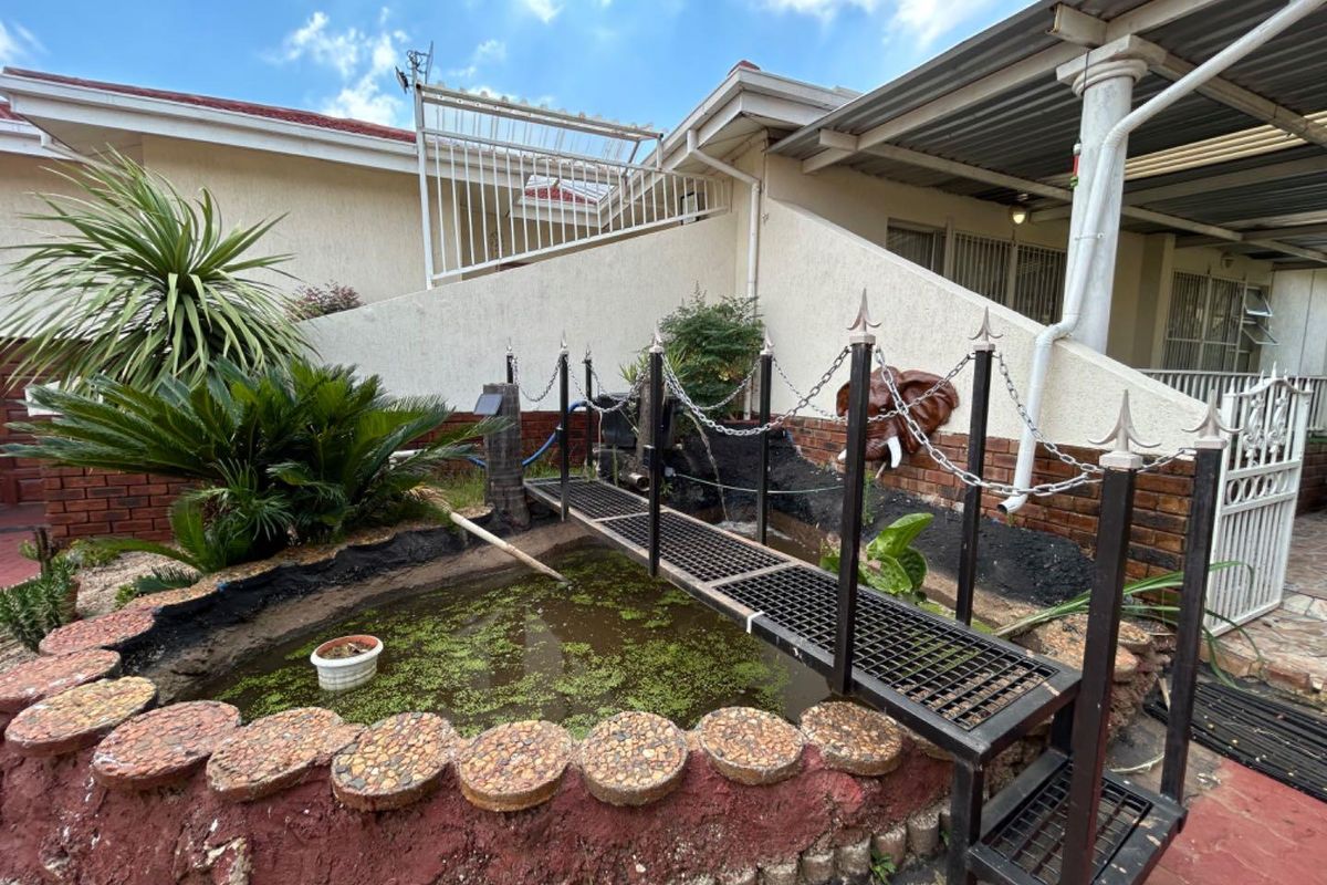 Stunning Family Home in Laudium Awaits Your New Memories - Photo 3