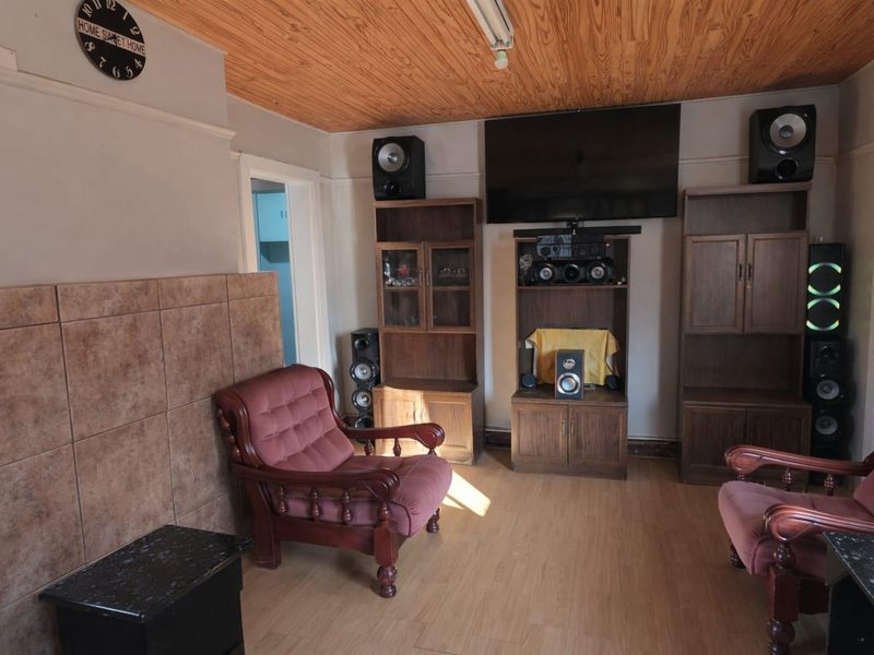 Spacious 3 Bedroom house with 1 bedroom Flatlet in Noordhoek - Photo 2