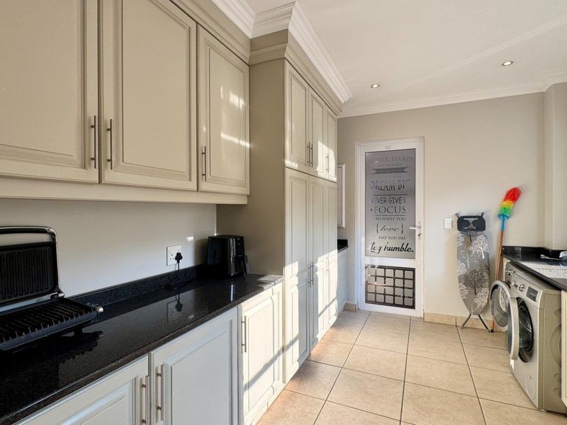 Spacious Family Home in Secure Mount Edgecombe Estate - Photo 10