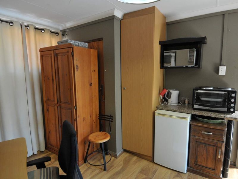 A Small Bachelor's Unit Menlo Park - Photo 5