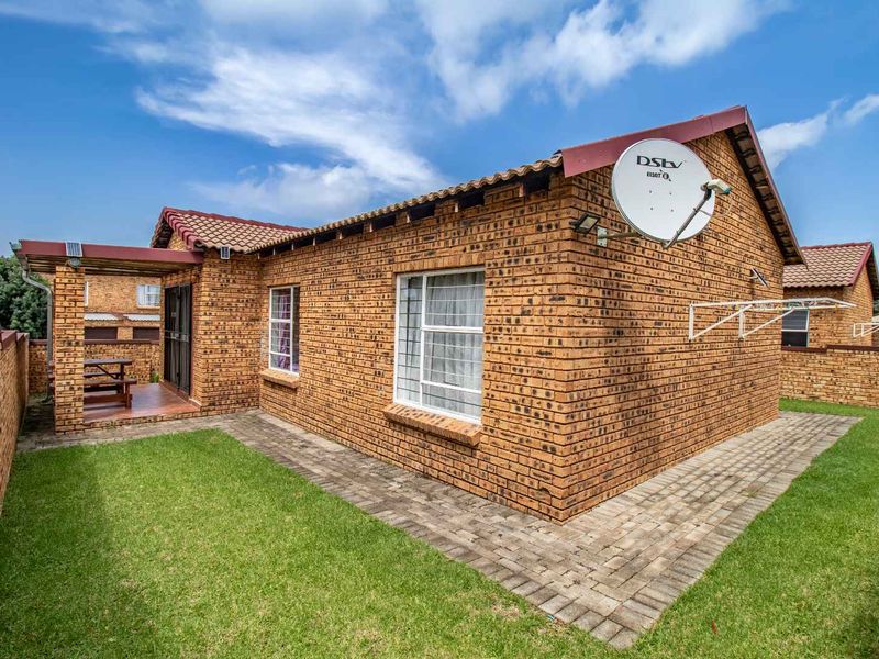 Pet-Friendly 3-Bedroom Simplex with Large Wrap-Around Garden - Photo 1