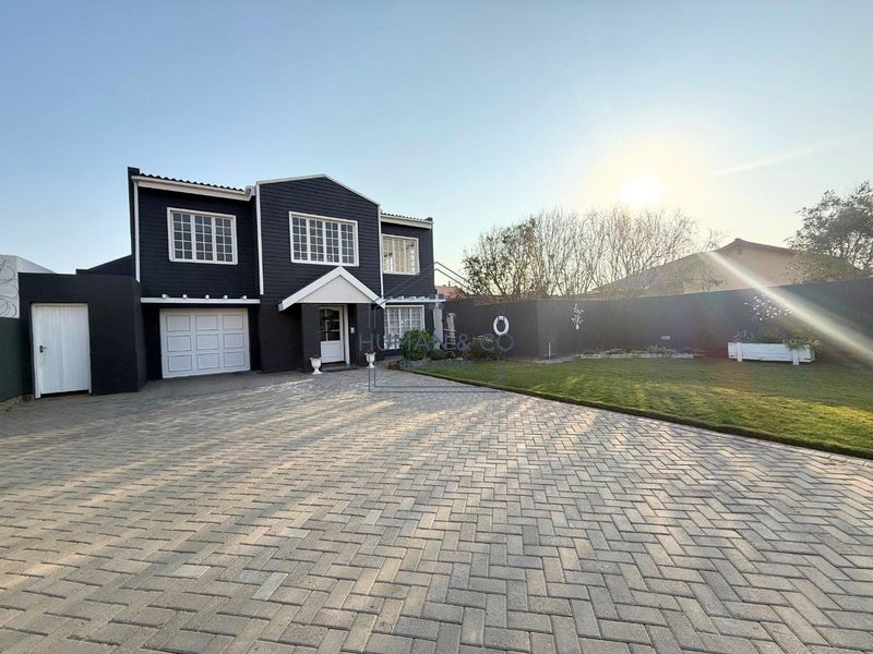 Ideal Starter Home near schools and town center - Photo 2