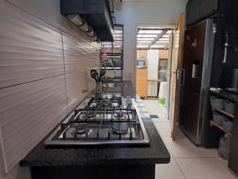 Charming Free-Standing Townhouse Unit for Sale in a Quiet, Pet-Friendly Complex - Photo 5