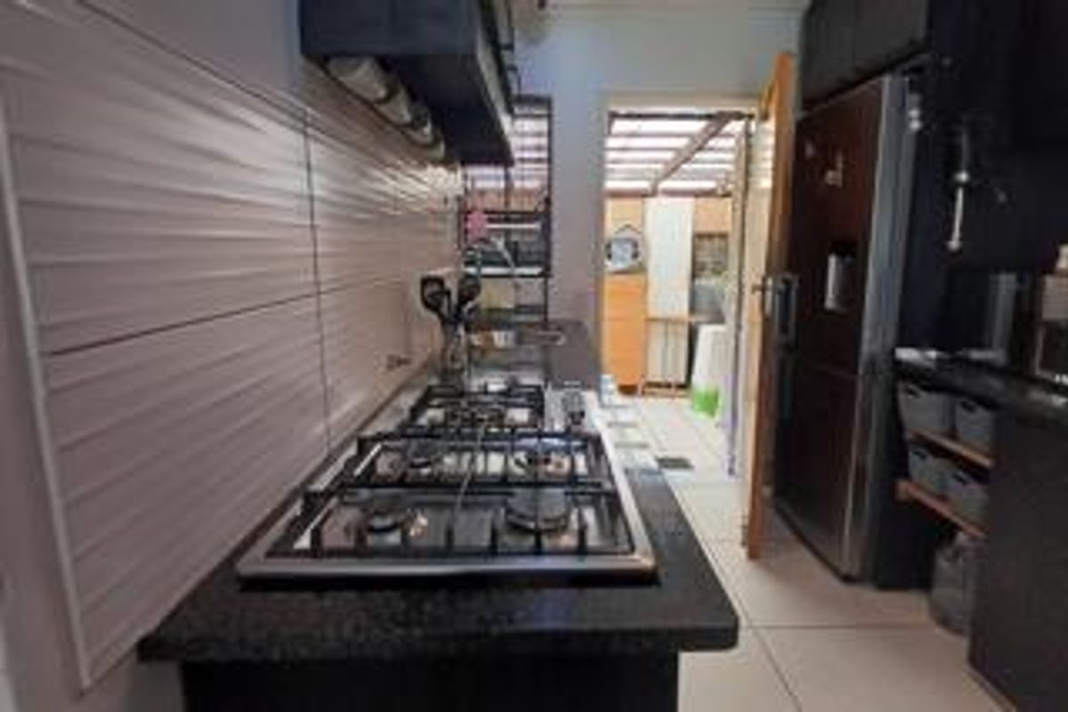 Charming Free-Standing Townhouse Unit for Sale in a Quiet, Pet-Friendly Complex - Photo 5