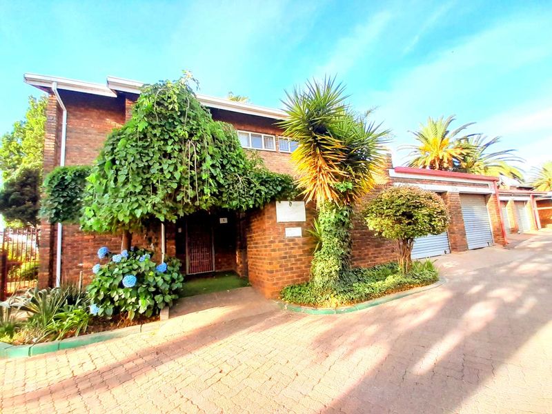 Stunning home near the OR International Airport - Photo 1