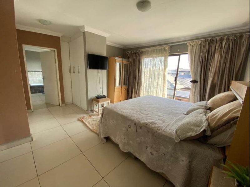 6 Bedroom house for sale in Theresapark ThornBrook Golf Estate - Photo 2