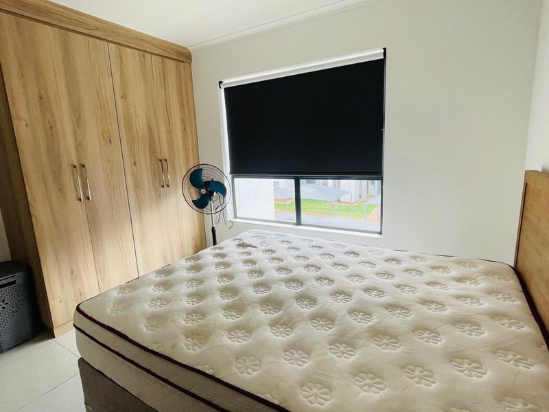 Gorgeous top floor Apartment with enclosed patio - Photo 8