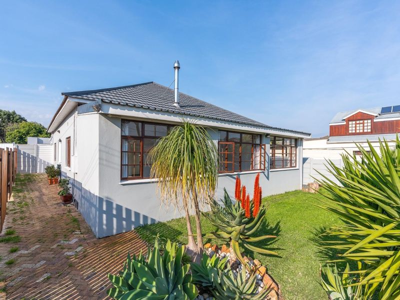 Large Family Home with Table Mountain Views in Little Mowbray. - Photo 1